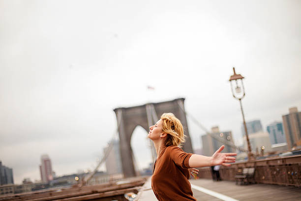 die freuden des lebens - inhaling breathing exercise new york city joy stock-fotos und bilder