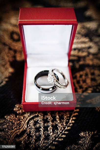 Compromiso Anillos De Boda Novia Y El Novio En Red Box Foto de stock y más banco de imágenes de Amor - Sentimiento