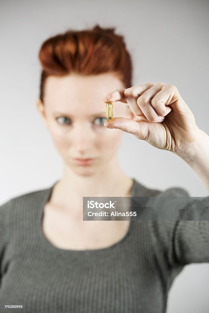 Jovem mulher segurando um único comprimido - Royalty-free 20-29 Anos Foto de stock