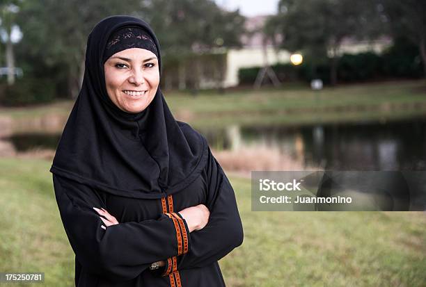 Nahöstlichen Frau Stockfoto und mehr Bilder von 40-44 Jahre - 40-44 Jahre, Al Amira-Schleier, Arabeske