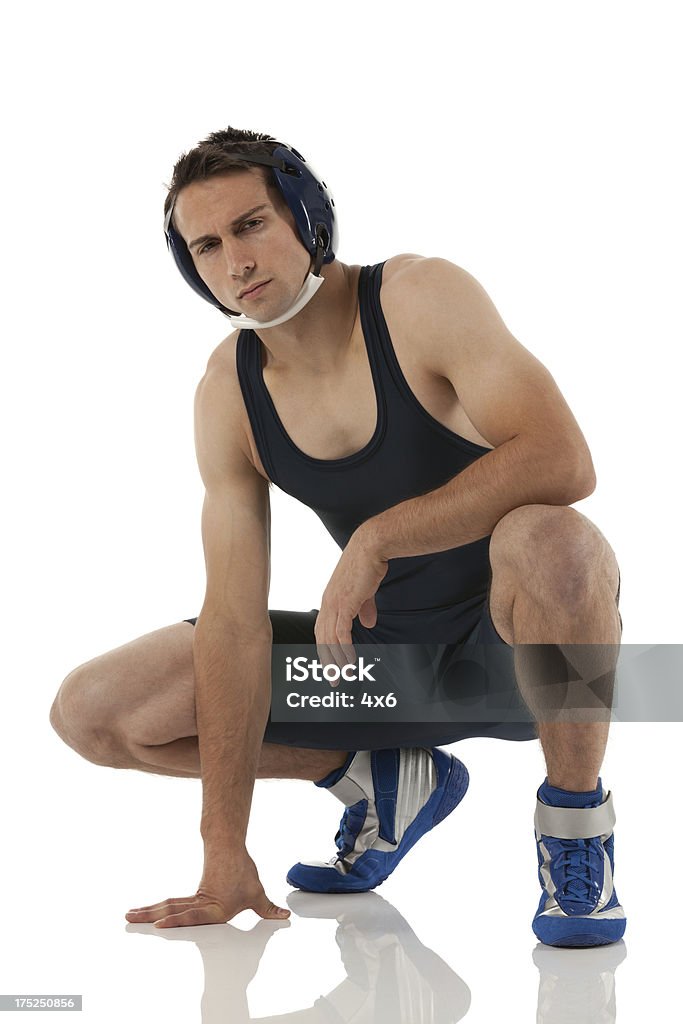 Macho luchador de crouching en el piso - Foto de stock de 20 a 29 años libre de derechos