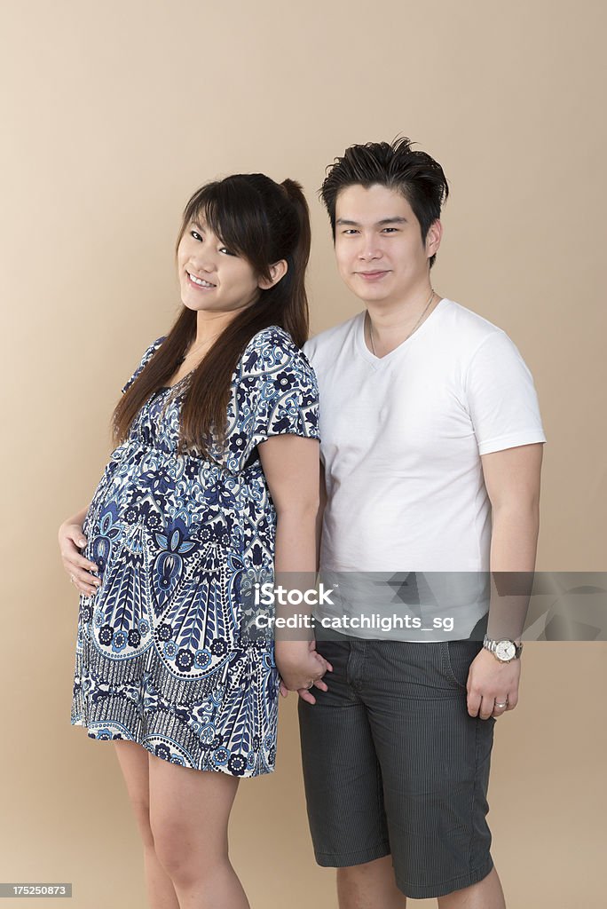 Coppia asiatica incinta - Foto stock royalty-free di 6-11 Mesi