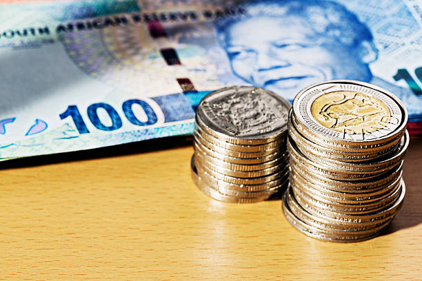 南アフリカシルバー coinage に新しい 100 ランド紙幣 - nelson mandela wildebeest blue new ストックフォトと画像