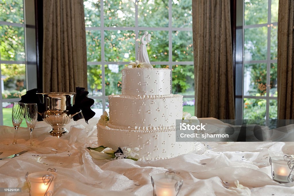 Elegante torta di nozze bianca con dettaglio semplice alla Reception - Foto stock royalty-free di Amore