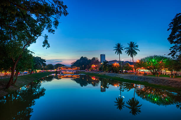 el río en siem reap, camboya, angkor noche - siem riep fotografías e imágenes de stock