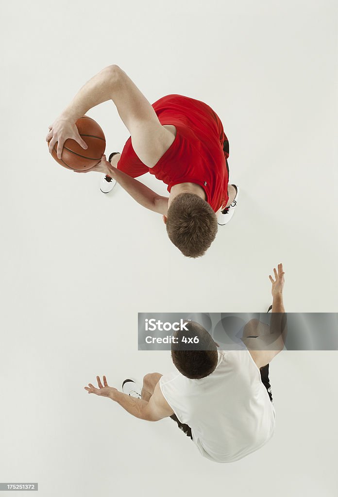 Dos de los deportistas jugando baloncesto - Foto de stock de 20 a 29 años libre de derechos