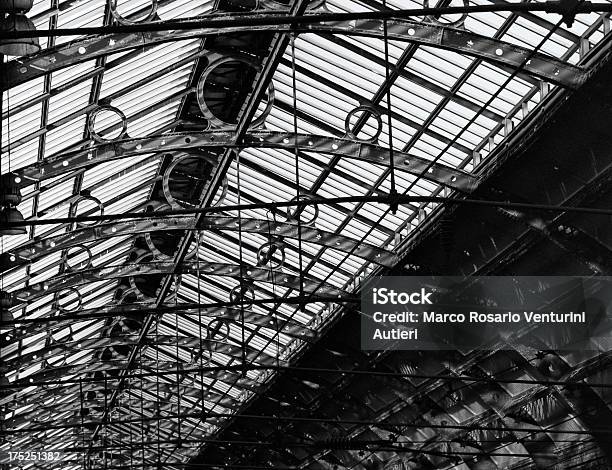 Photo libre de droit de York Angleterrela Gare Ferroviaire De Larchitecture Industrielle banque d'images et plus d'images libres de droit de Acier