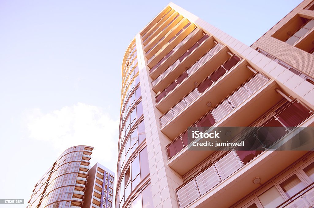 Luksusowe wysoki wzrost apartment building complex - Zbiór zdjęć royalty-free (Architektura)