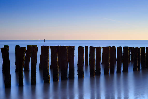 스택스 깨는 한 압살했다 귀하와 함께 네덜란드 코스트 - horizon over water blurred motion long exposure zeeland 뉴스 사진 이미지