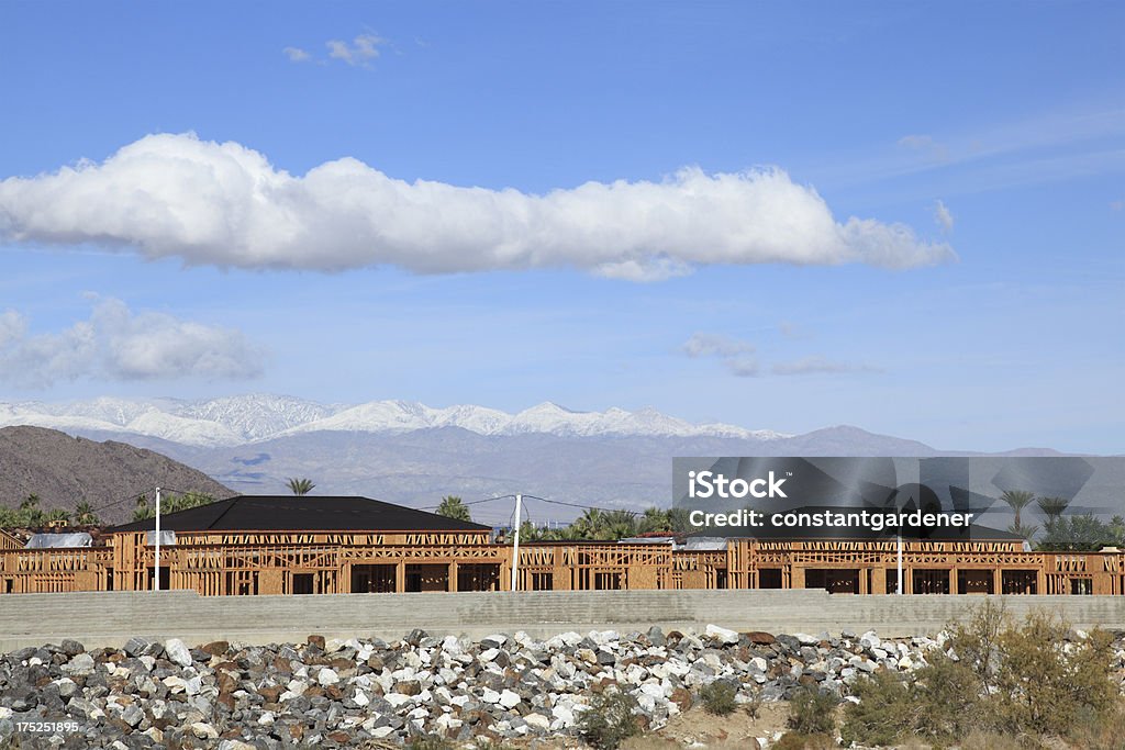 Construcción nueva en el horizonte - Foto de stock de Aire libre libre de derechos