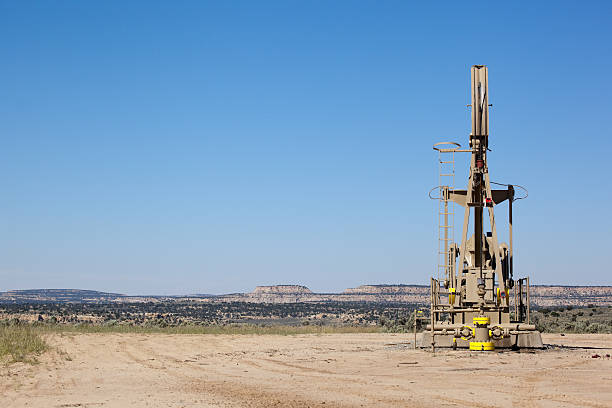 plateforme pétrolière offshore paysages du désert - sonoran desert desert badlands mesa photos et images de collection