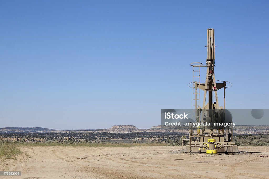 石油掘削装置の砂漠の景観 - 掘削リグのロイヤリティフリーストックフォト