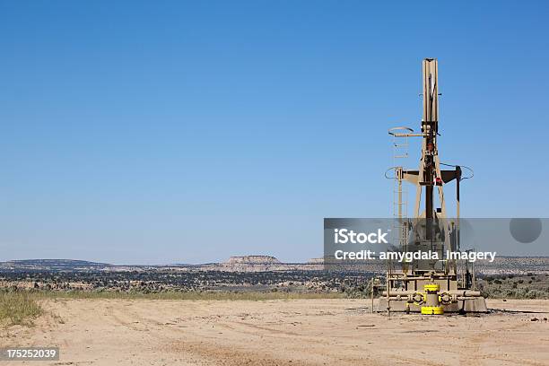 石油掘削装置の砂漠の景観 - 掘削リグのストックフォトや画像を多数ご用意 - 掘削リグ, ニューメキシコ州, なだらかな起伏のある地形