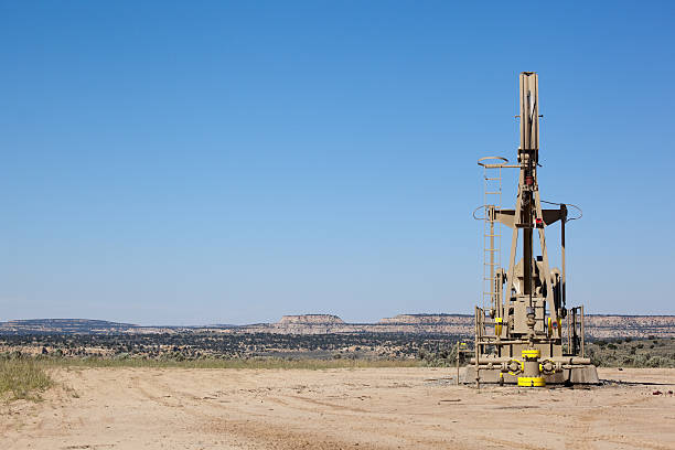 paisagem do deserto de exploração petrolífera - oil industry industry new mexico oil drill imagens e fotografias de stock