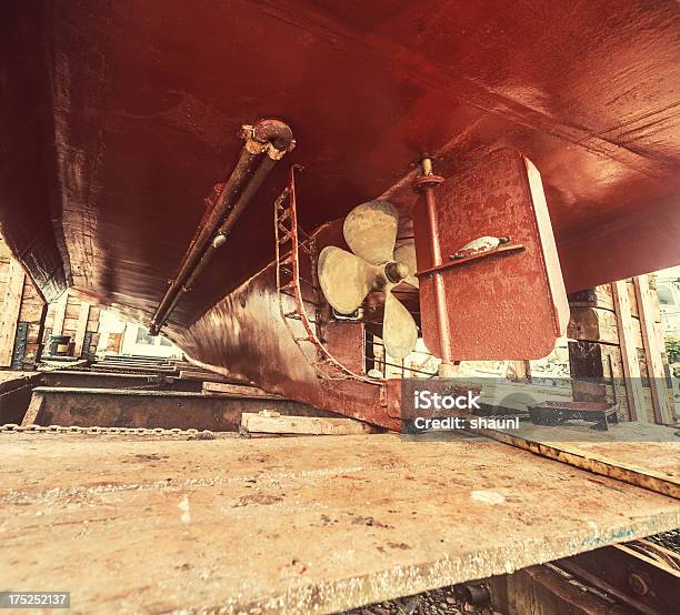 Foto de Doca Seca Reparos e mais fotos de stock de Abaixo - Abaixo, Barco pesqueiro, Casco de navio