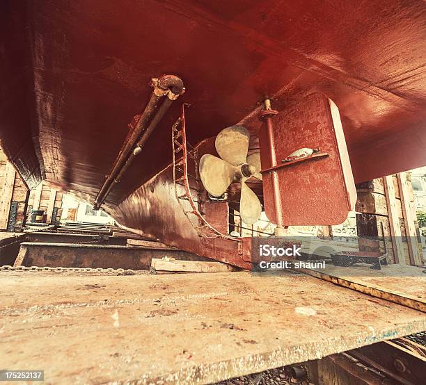 Dique Seco Reparações - Fotografias de stock e mais imagens de Abaixo - Abaixo, Aldeia de Pescador, Cais - Estrutura Feita pelo Homem