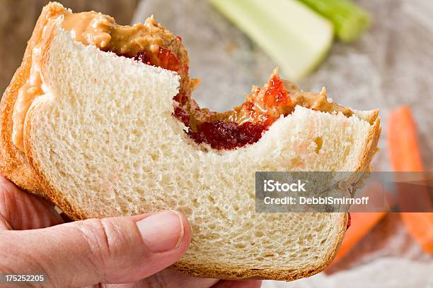 Foto de Comer Um Sanduíche De Geleia E Pasta De Amendoim e mais fotos de stock de Alimento consumido - Alimento consumido, Sanduíche, Aipo