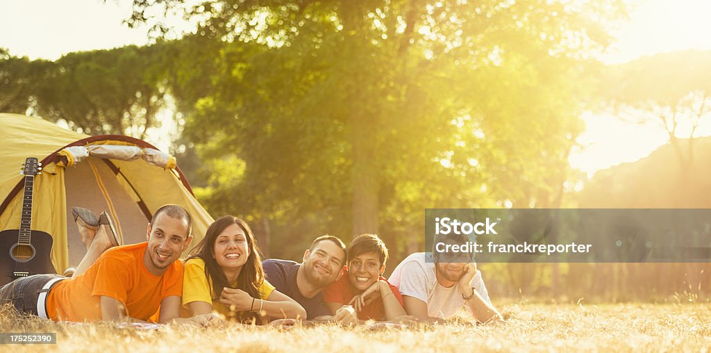 Amigos en el campamento de verano vacaciones - Foto de stock de Familia libre de derechos