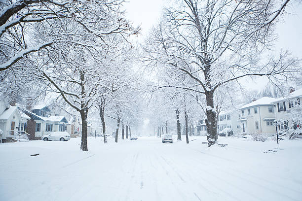 tormenta de nieve en invierno paisaje distrito residencial de la región central de estados unidos - road ice danger winter fotografías e imágenes de stock