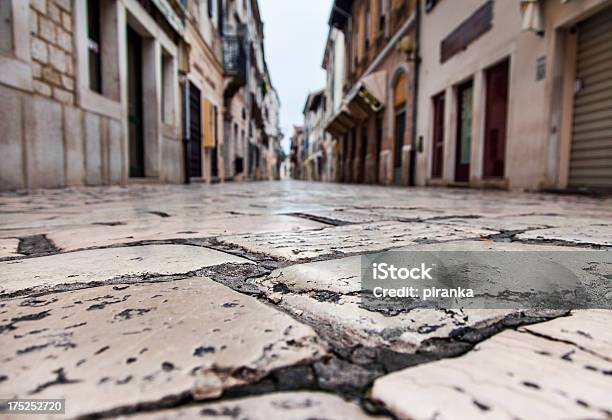 Foto de Ruas Pavimentadas De Pedra e mais fotos de stock de Beco - Beco, Chão, Chão de Cerâmica