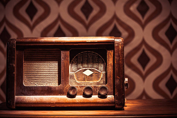 vintage old radio on the table - foton med speaker bildbanksfoton och bilder