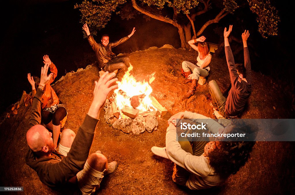 Fogueira de acampamento de amigos em círculo no fogo - Royalty-free Fogueira de acampamento Foto de stock