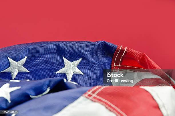 Bandeira Dos Estados Unidos Da América Sobre Vermelho - Fotografias de stock e mais imagens de Bandeira dos Estados Unidos da América