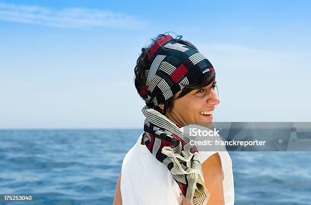 Foto de Felicidade Jovem Mulher Adulta No Seaboat e mais fotos de stock de Adulto - Adulto, Beleza, Dia