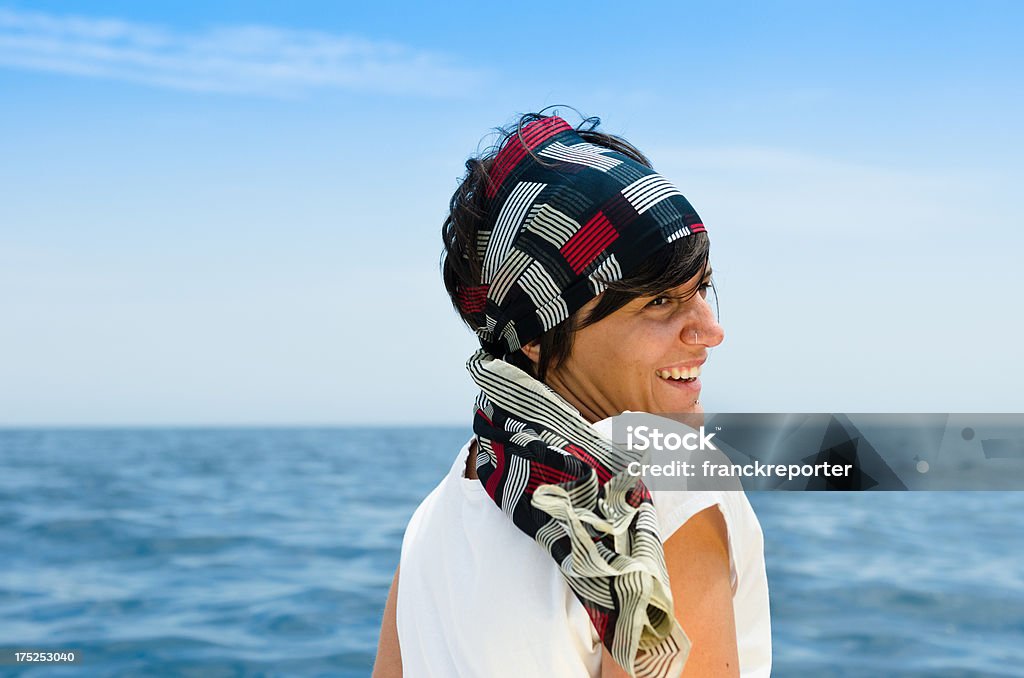 Счастье молодой Взрослая женщина на seaboat - Стоковые фото Весёлый роялти-фри