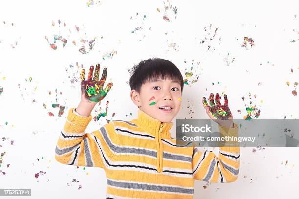 Foto de Jovem Asiática Menino Brincando Com Tintas De Dedo e mais fotos de stock de 6-7 Anos - 6-7 Anos, Alegria, Aluno de Jardim de Infância