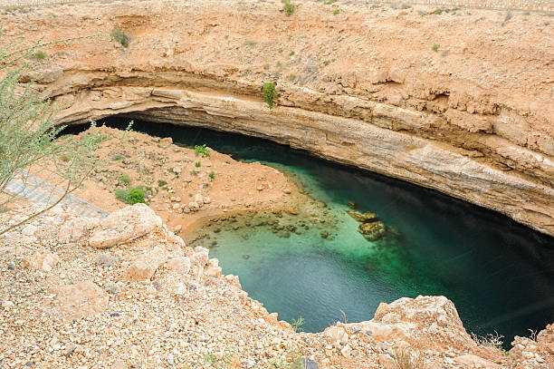 유명한 싱크홀 - natural phenomenon hawiyat najm park cliff cave 뉴스 사진 이미지