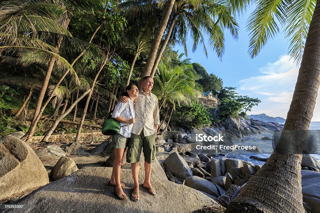 ロマンチックな熱帯のビーチのカップル - バケーションのロイヤリティフリーストックフォト