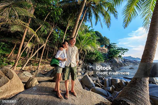 ロマンチックな熱帯のビーチのカップル - バケーションのストックフォトや画像を多数ご用意 - バケーション, 熱帯気候, 浜辺