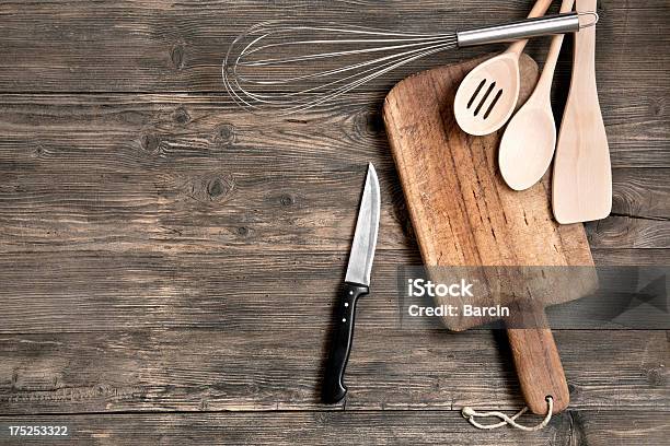 Utensílios De Cozinha Com Mesa De Madeira - Fotografias de stock e mais imagens de Antigo - Antigo, Batedor de Ovos Manual, Bege