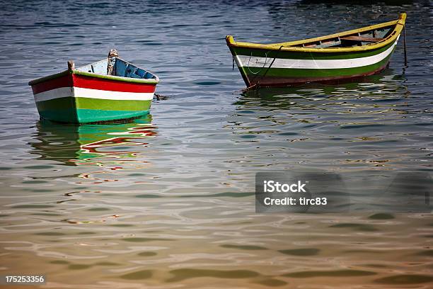 Две Красочные Гребля Лодки Пришвартованы — стоковые фотографии и другие картинки Без людей - Без людей, Вода, Горизонтальный