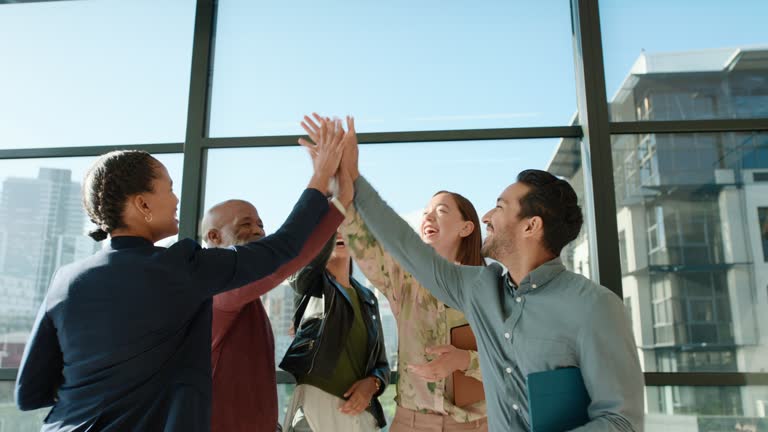 手を合わせてハイタッチをする人々