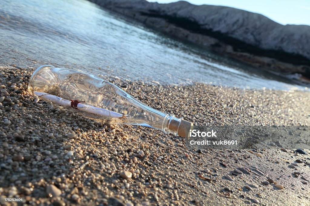 Bouteille avec un message SOS - Photo de Assistance libre de droits