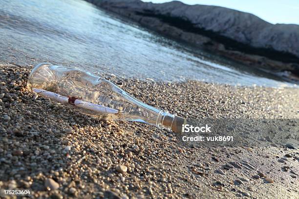 Photo libre de droit de Bouteille Avec Un Message Sos banque d'images et plus d'images libres de droit de Assistance - Assistance, Baie - Eau, Bouteille