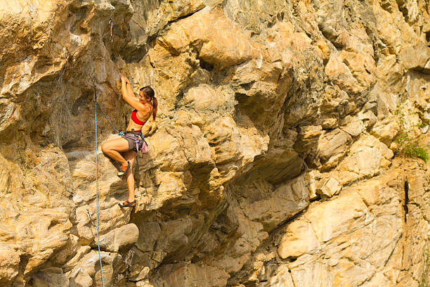 mulher rockclimber - kelowna rock climbing mountain climbing rappelling imagens e fotografias de stock