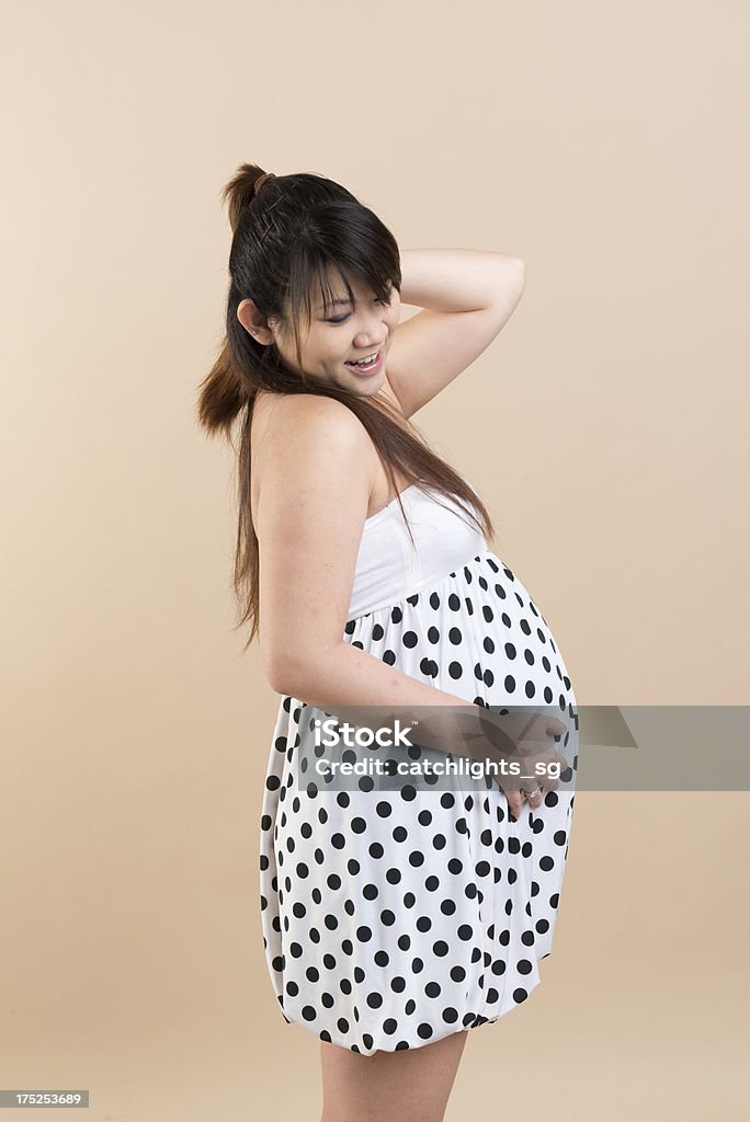 Felice Donna asiatica incinta - Foto stock royalty-free di 20-24 anni