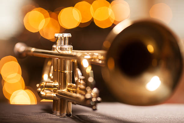 trompete em um clube noturno - trumpet valve close up flugelhorn - fotografias e filmes do acervo