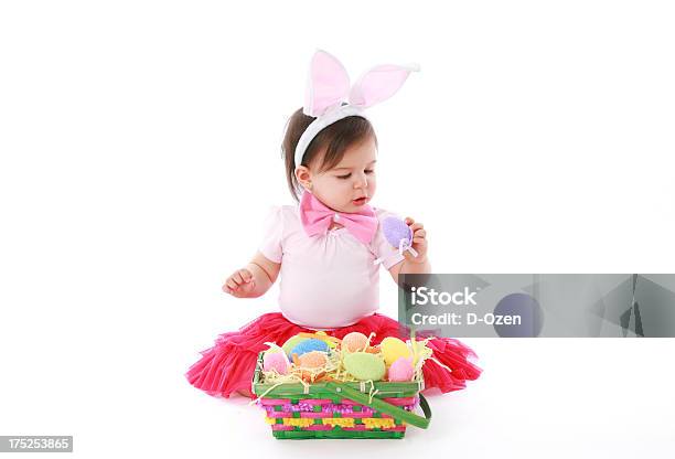 Menina De Páscoa - Fotografias de stock e mais imagens de Criança - Criança, Ovo de Páscoa, 12-15 Meses