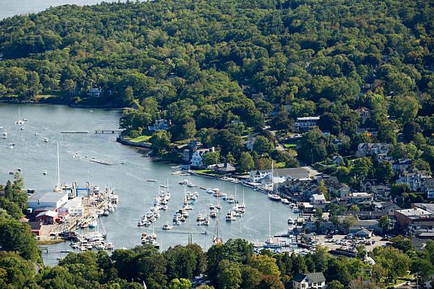 camden maine harbor od góry mount battie - town maine american culture camden maine zdjęcia i obrazy z banku zdjęć