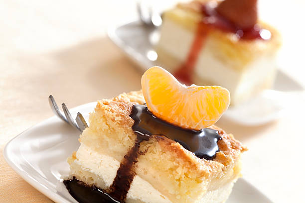 cheesecakes com tangerina e morango - cheesecake small syrup cottage cheese imagens e fotografias de stock