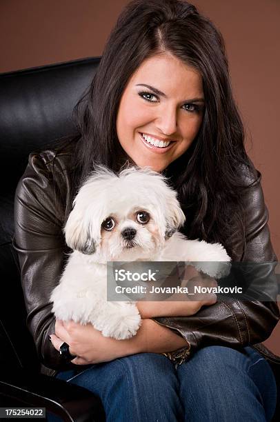 Glückliche Frau Holding Shih Tzu Pudel Hund Stockfoto und mehr Bilder von Attraktive Frau - Attraktive Frau, Aufregung, Bichon