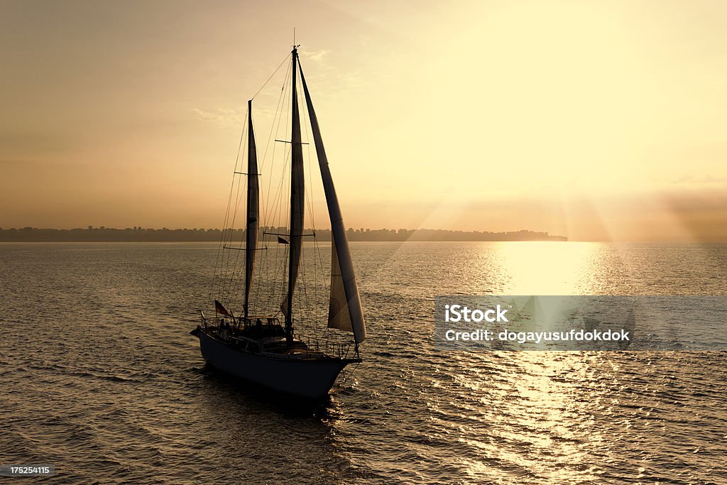 Yacht auf Sonnenaufgang - Lizenzfrei Abenteuer Stock-Foto