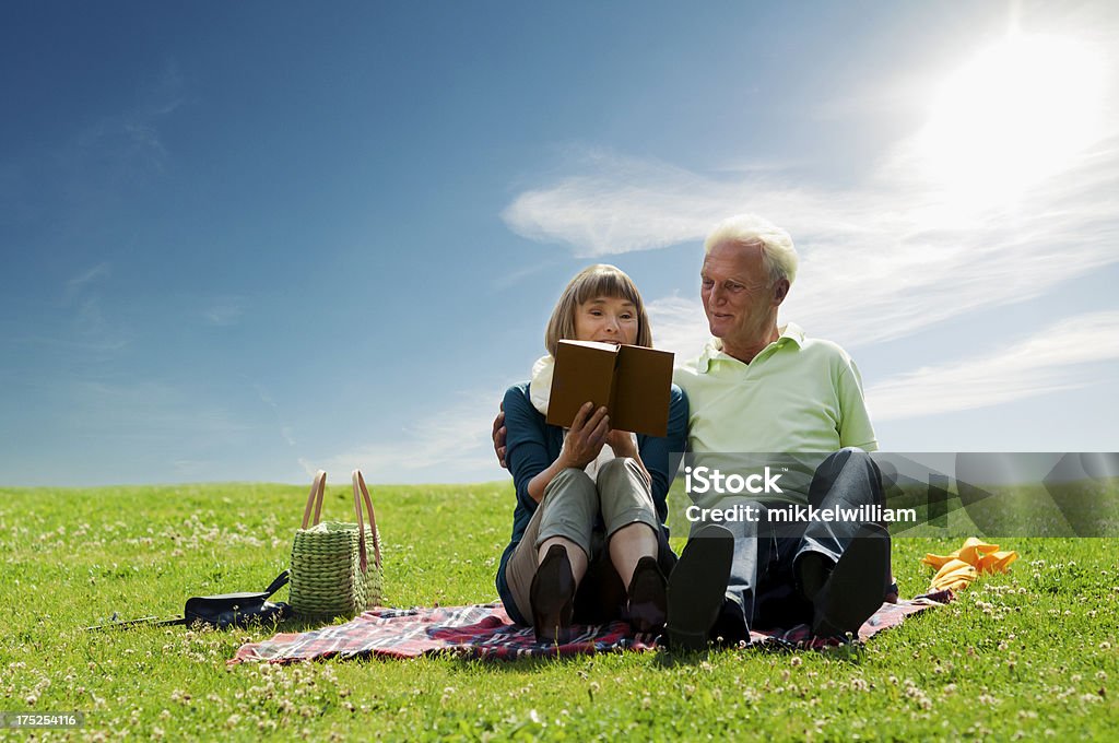 couple Senior détente en plein air sur la pelouse - Photo de Adulte libre de droits