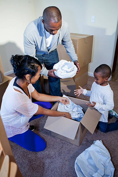 afro-americana família mudar de casa - indoors family sc0589 full length imagens e fotografias de stock