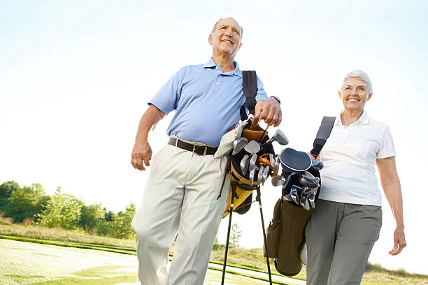 reforce os laços com o seu amor pelo golfe - senior couple golf retirement action - fotografias e filmes do acervo