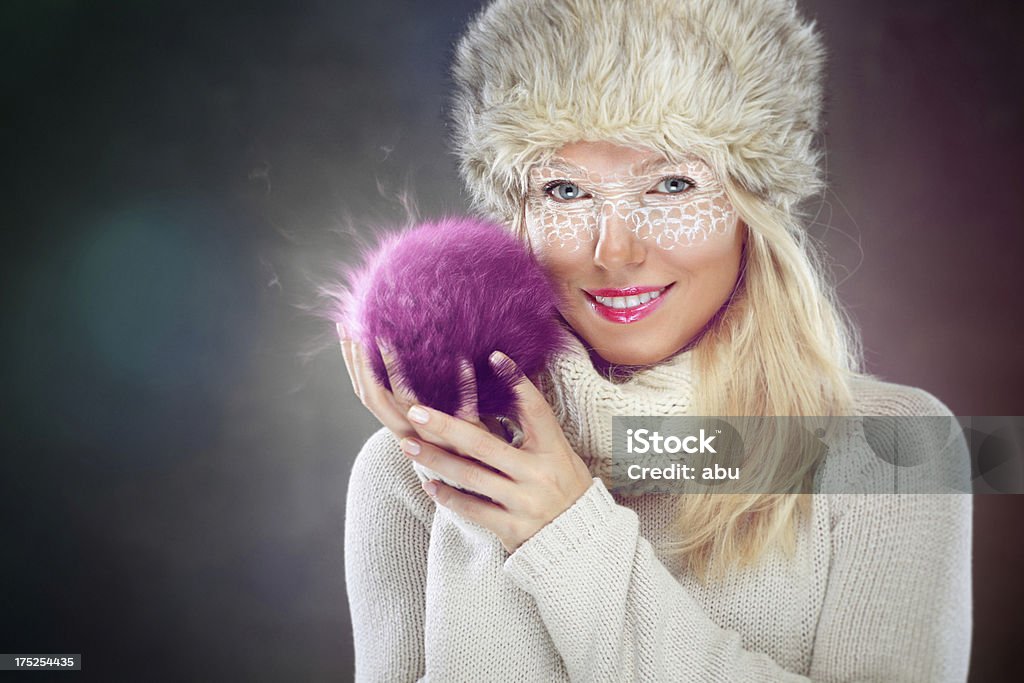 Женщина держит странным плюшевый мяч - Стоковые фото Вдохновение роялти-фри